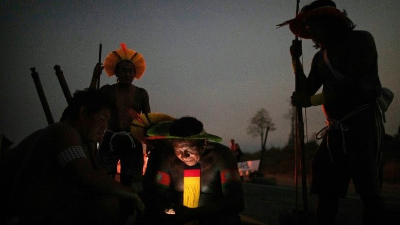 Indígenas brasileiros interrompem provisoriamente bloqueio em estrada amazônica