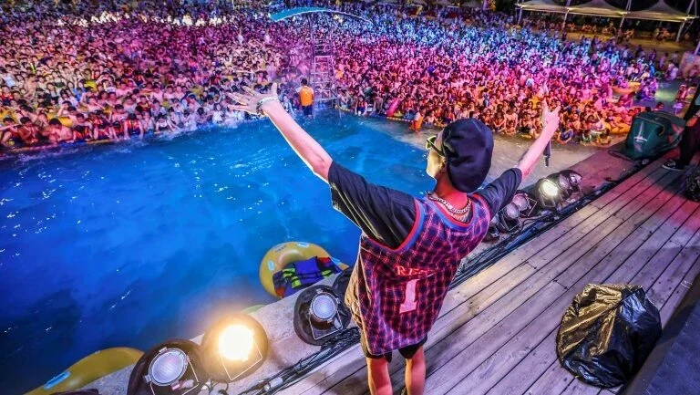 China defende festa rave na piscina em Wuhan