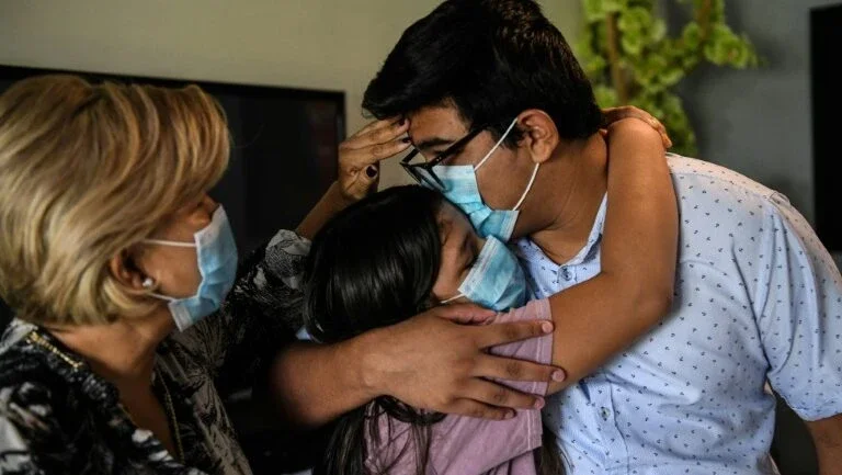 Na Flórida, família de luto pelo vírus não sabe como pagar o hospital