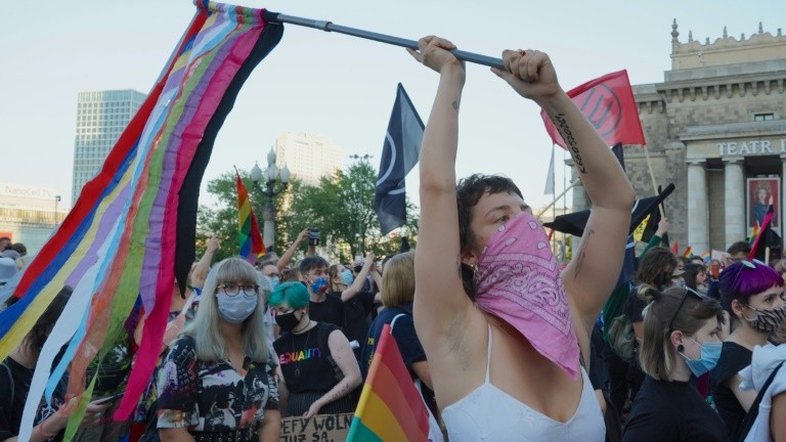 Milhares vão às ruas na Polônia após detenção de uma ativista LGBT