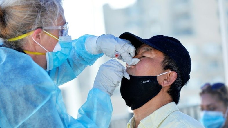 Estudo indica que testes e rastreamento são essenciais, mas insuficientes contra o vírus