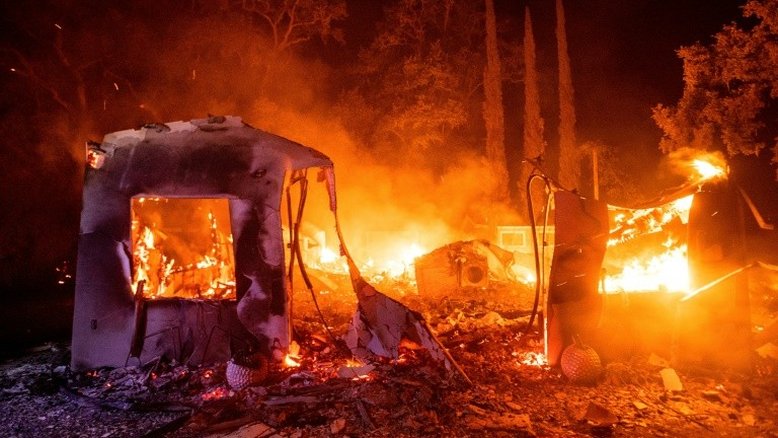 Bombeiros combatem incêndios que já queimaram um milhão de acres na Califórnia