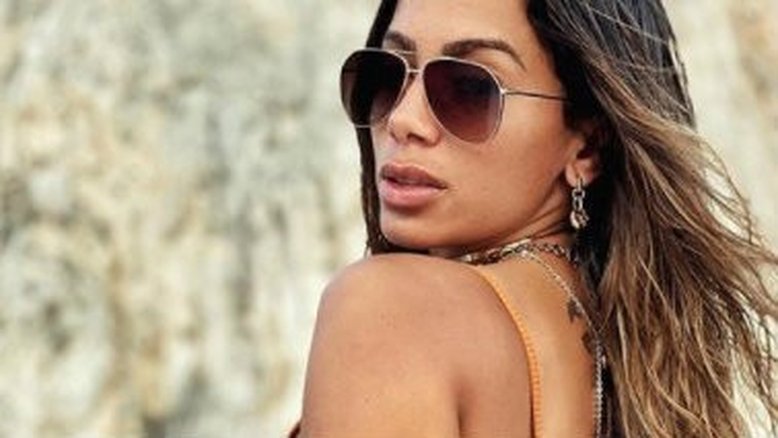 Anitta sensualiza de biquíni fio-dental em sessão de fotos na Itália