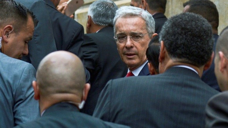 Justiça colombiana determina prisão domiciliar do ex-advogado de Álvaro Uribe
