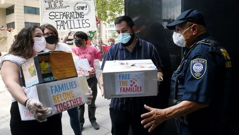 ONGs alertam sobre perigos de desinfetante usado em prisões para imigrantes nos EUA