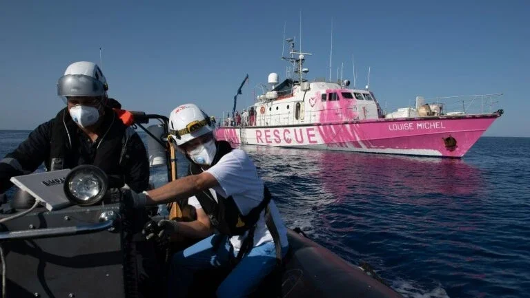 Banksy financia navio para resgatar migrantes no Mediterrâneo