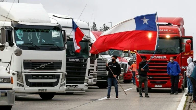 Caminhoneiros bloqueiam estradas no Chile em protesto contra ataques