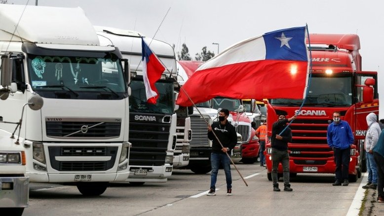 Caminhoneiros bloqueiam estradas no Chile em protesto contra ataques
