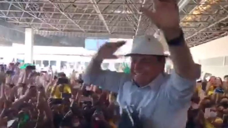 Com chapéu de cangaceiro e aglomeração, Bolsonaro inaugura usina em Sergipe
