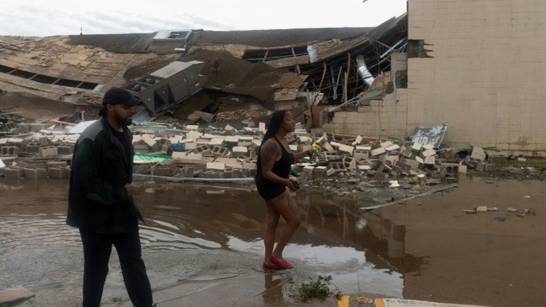 Furacão Laura deixa um morto, danos e inundações na Louisiana antes de perder força
