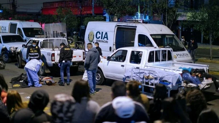 Treze mortos após operação policial para interromper festa clandestina no Peru