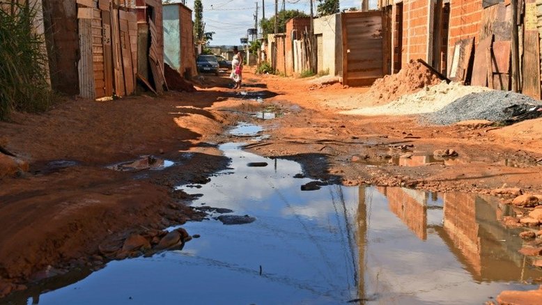 A comunidadde de Santa Luzia, em Brasília, não tem tratamento de esgoto - AFP