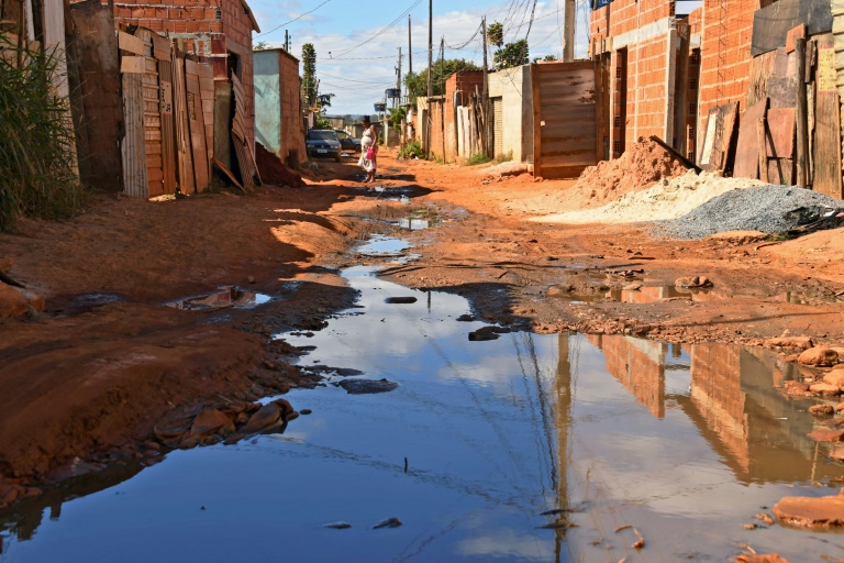 A comunidadde de Santa Luzia, em Brasília, não tem tratamento de esgoto - AFP