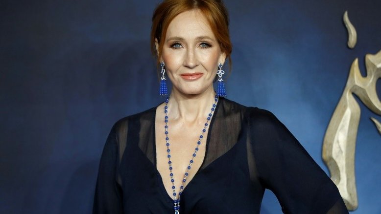 Acusada de transfobia, J.K. Rowling devolve um prêmio