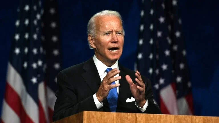 Biden aceita indicação democrata e promete superar "temporada de escuridão" nos EUA