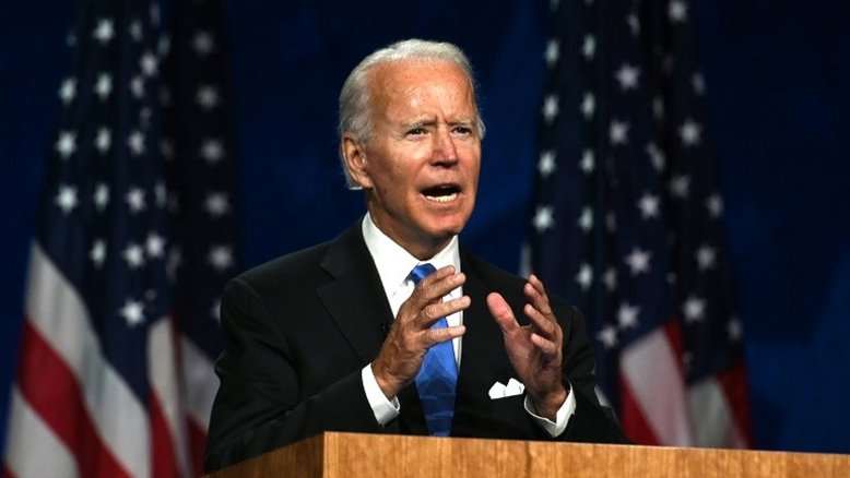 Biden aceita indicação democrata e promete superar "temporada de escuridão" nos EUA