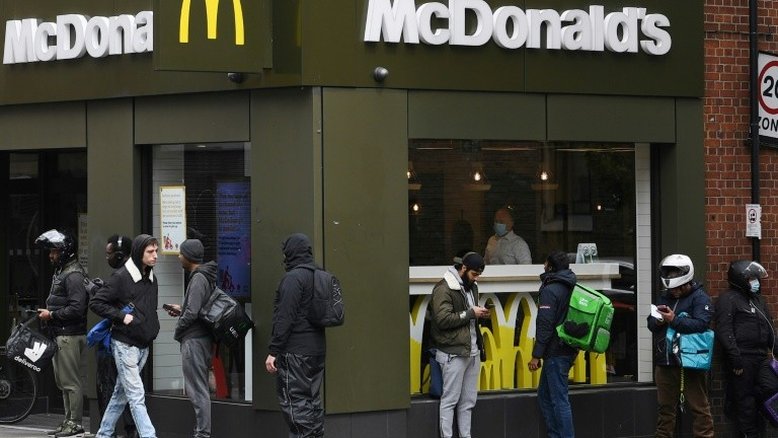 McDonald's processa ex-chefe por mentir sobre relações sexuais com funcionárias