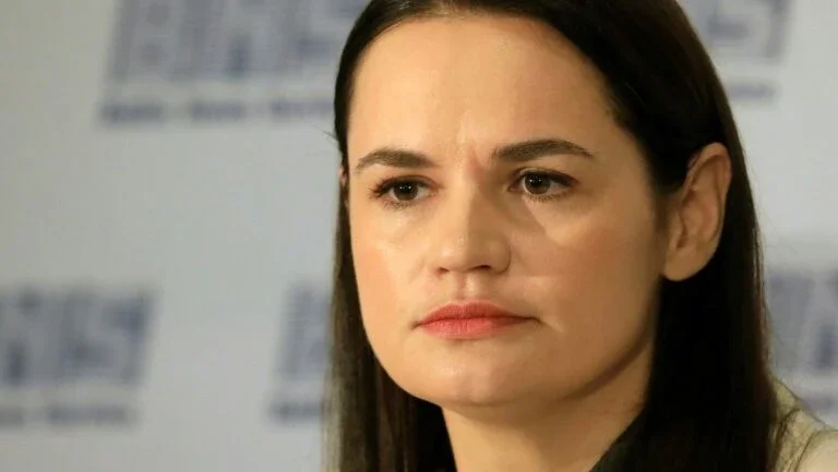 Líder opositora reivindica "revolução pacífica" em Belarus