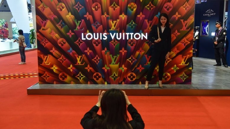 Moda volta ao mundo real com desfile da Louis Vuitton em Xangai