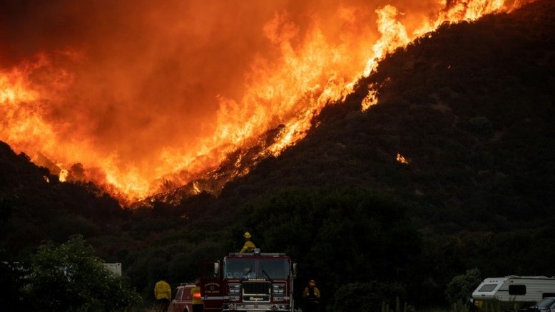 Incêndio florestal de 4.000 hectares provoca evacuações na Califórnia