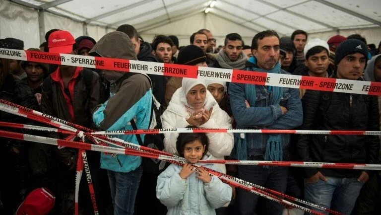 Europa, mergulhada em divisões cinco anos após crise migratória