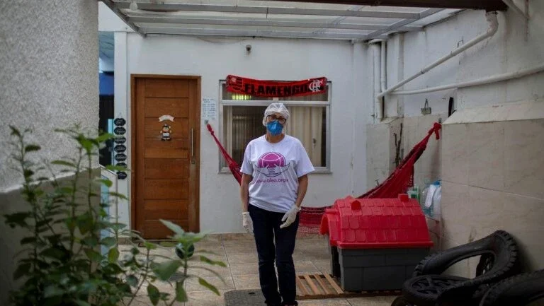 Do luto à luta: após perder o filho, mãe ajuda vítimas da COVID-19 no Brasil