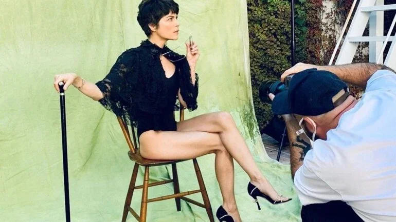 Aos 48 anos, Selma Blair usa bengala e conta experiência com objeto