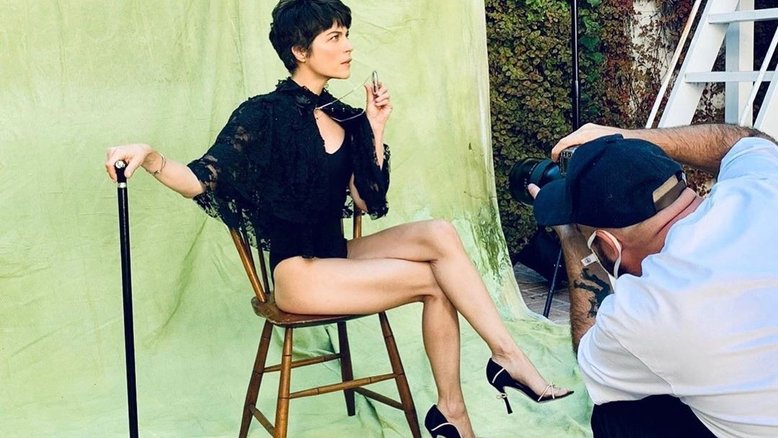 Aos 48 anos, Selma Blair usa bengala e conta experiência com objeto