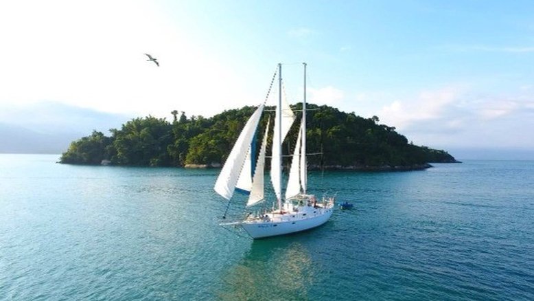 Pelo mar: 5 destinos para viagens de barco pelo litoral de SP