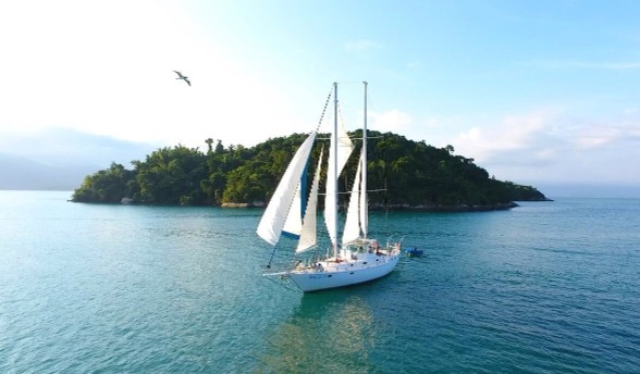Pelo mar: 5 destinos para viagens de barco pelo litoral de SP