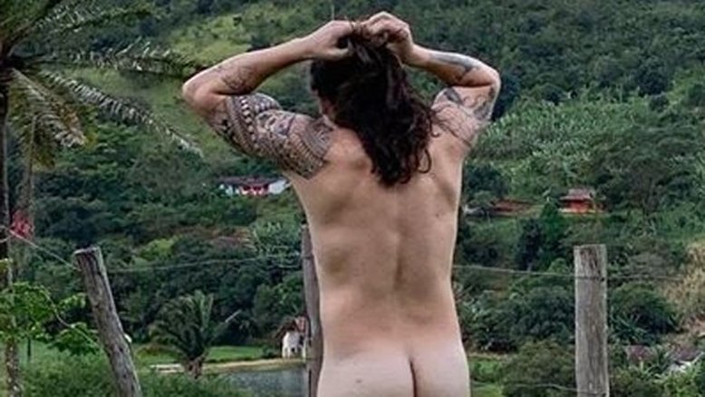 Whindersson Nunes posa nu para divulgar novo EP