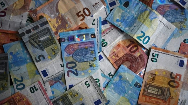 Descoberta misteriosa de uma mala com meio milhão de euros em porão de Paris