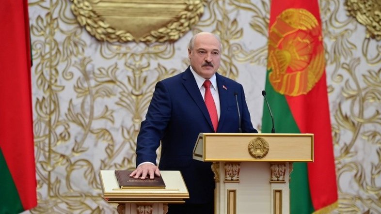 Macron afirma que presidente de Belarus "tem que sair"