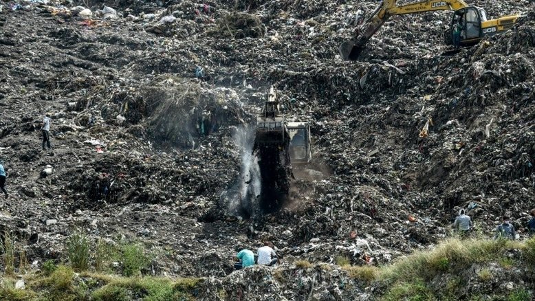 Índia busca menina que desapareceu quando trabalhava em depósito de lixo