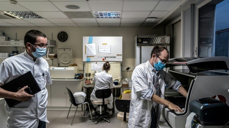 Na Índia, EUA e França população confia mais nos militares que nos cientistas, aponta pesquisa