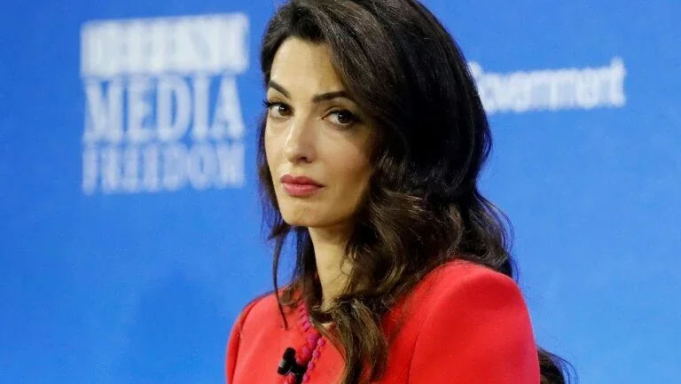 Amal Clooney renuncia ao cargo de emissária britânica devido à revisão do acordo do Brexit