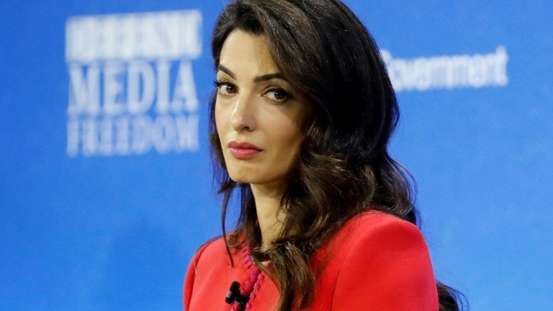 Amal Clooney renuncia ao cargo de emissária britânica devido à revisão do acordo do Brexit