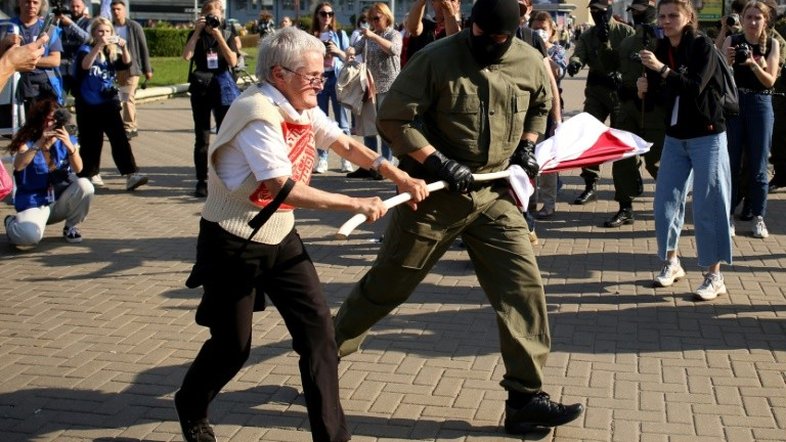 Manifestação de mulheres em Belarus acaba em inúmeras prisões