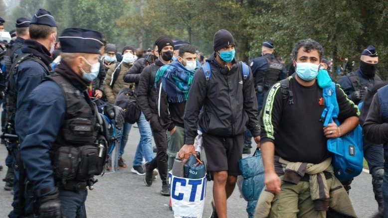Polícia francesa desmonta acampamento com centenas de migrantes em Calais