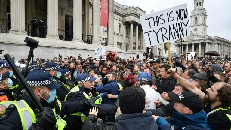Confrontos entre manifestantes contra o confinamento e polícia em Londres