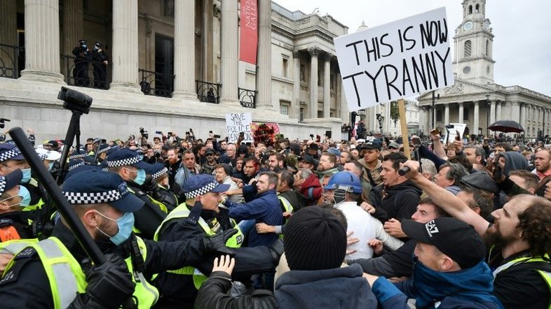 Confrontos entre manifestantes contra o confinamento e polícia em Londres