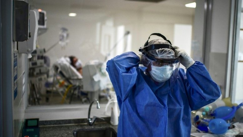 Médicos argentinos, esgotados após seis meses de combate ao coronavírus