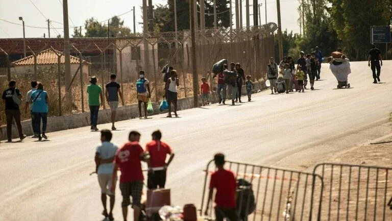 Seis imigrantes afegãos serão acusados por incêndio em Lesbos