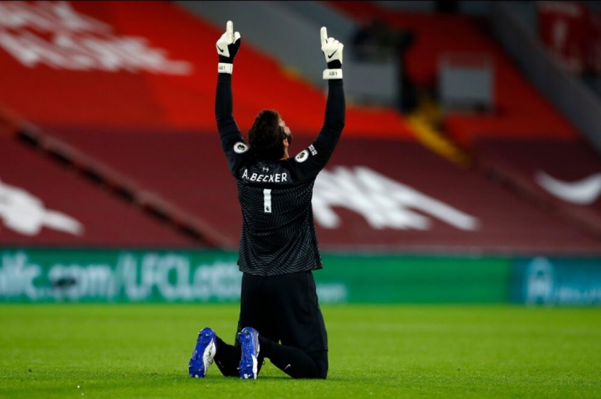 Após parar Lacazette, Alisson comemora vitória do Liverpool contra o Arsenal: 'No caminho certo'