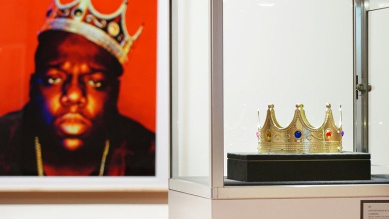Coroa de plástico de rapper é vendida por quase US$ 600.000 em leilão nos EUA