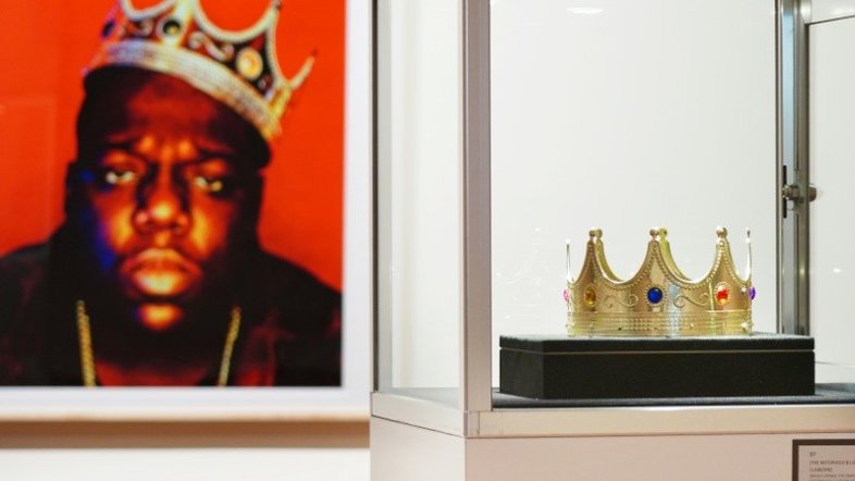 Coroa de plástico de rapper é vendida por quase US$ 600.000 em leilão nos EUA