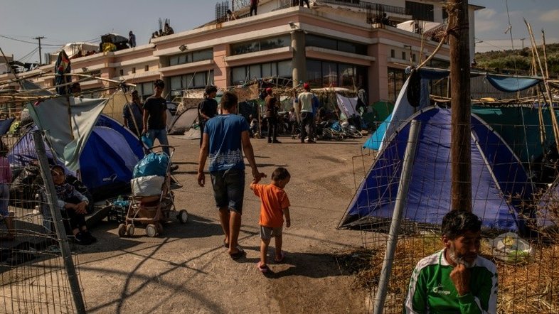Lesbos entre a irritação dos moradores e a exaustão dos refugiados