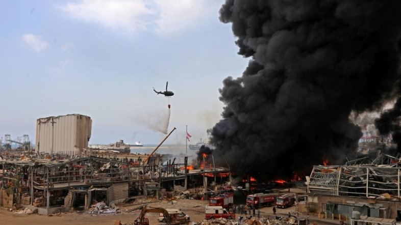 Grande incêndio atinge porto de Beirute, semanas após explosão devastadora