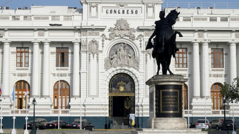 Vizcarra enfrenta Congresso peruano em processo de impeachment