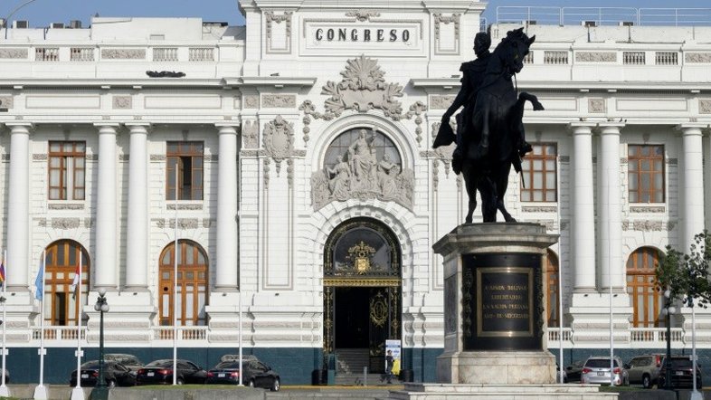 Vizcarra enfrenta Congresso peruano em processo de impeachment